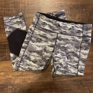 Lululemon print crop leggings with pockets